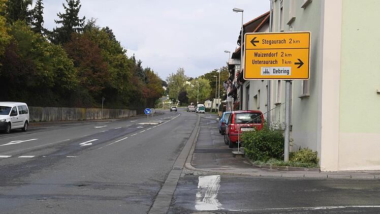 Die B 22 durch Debring wird zum Nadelöhr: Ab 17. Oktober beginnen hier die Arbeiten, zunächst unter halbseitiger Sperrung. Später wird auch die Kreuzung nach Waizendorf und Stegaurach (vorne) saniert.  Foto: R. Rinklef