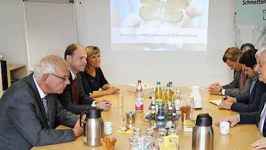 Zuvor hatte Seniorchef Willi Müller (Zweiter von rechts) den Reiseanbieter Schmetterling vorgestellt. Foto: Franz Galster