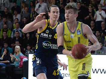 War nicht zu stoppen: Der Bayreuther Center Andreas Seiferth (am Ball) glänzte beim 83:76-Erfolg gegen Alba Berlin mit 17 Punkten und 13 Rebounds.  Foto: Peter Mularczyk/Archiv
