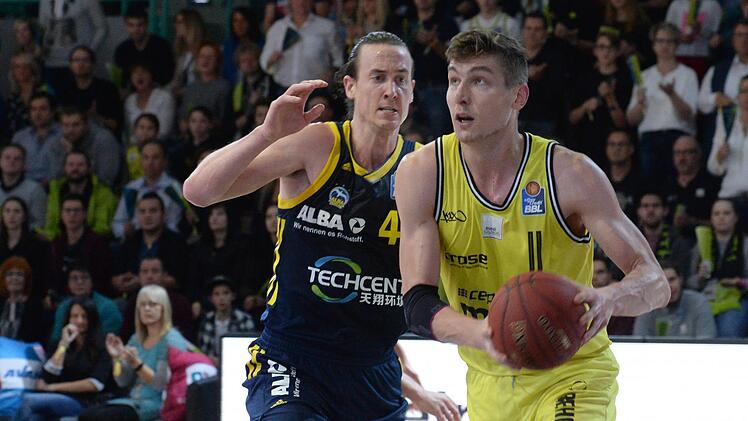 War nicht zu stoppen: Der Bayreuther Center Andreas Seiferth (am Ball) glänzte beim 83:76-Erfolg gegen Alba Berlin mit 17 Punkten und 13 Rebounds.  Foto: Peter Mularczyk/Archiv