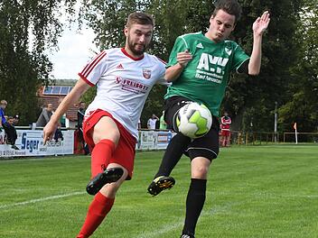 Blick nach vorne, nicht nur auf dem Rasen, sondern auch im erfolgreichen Verein:   Benedikt Zabel (SG Großwenkheim/Seubrigshausen, links) - hier gegen  den FC Poppenlauer II. Foto: Hopf