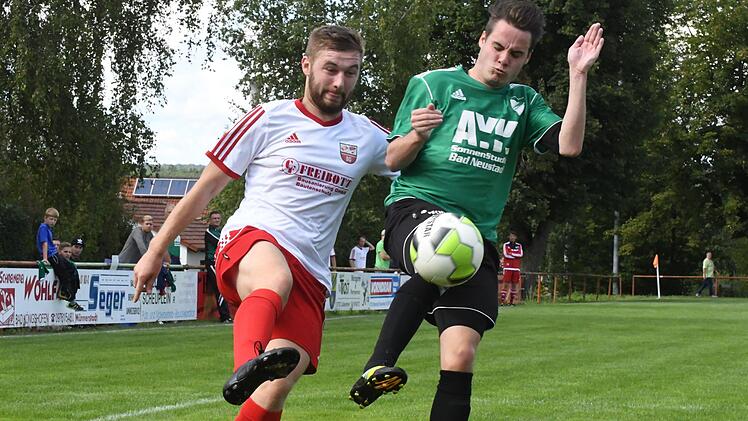 Blick nach vorne, nicht nur auf dem Rasen, sondern auch im erfolgreichen Verein:   Benedikt Zabel (SG Großwenkheim/Seubrigshausen, links) - hier gegen  den FC Poppenlauer II. Foto: Hopf