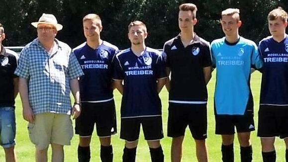 Von links: Harald H&auml;fner (Vorstandsvorsitzender), Andre Hoffart (Zweiter Spielleiter), Ralf Schoof (2. Vorstand), Johannes Steinert, Aron Gr&uuml;nwald, Stefan Seifert, Rene Kielmeier (eigene Jugend), Luca Martin (JFG Baunathal), Ammer Baghadid (Neustadt/W.), Hassan Sadikki (TSG Niederf&uuml;llbach). Es fehlen: Ammanuel Berihu (SV Rosch&uuml;tz), Rene Sch&ouml;ninger (SC Maroldsweisach), Alexander Kramny (TSV Steinbach)  Foto: Dietz
