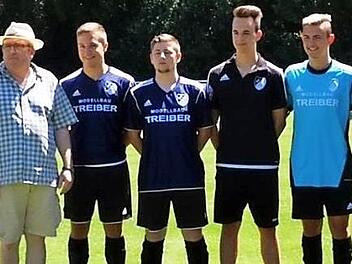 Von links: Harald H&auml;fner (Vorstandsvorsitzender), Andre Hoffart (Zweiter Spielleiter), Ralf Schoof (2. Vorstand), Johannes Steinert, Aron Gr&uuml;nwald, Stefan Seifert, Rene Kielmeier (eigene Jugend), Luca Martin (JFG Baunathal), Ammer Baghadid (Neustadt/W.), Hassan Sadikki (TSG Niederf&uuml;llbach). Es fehlen: Ammanuel Berihu (SV Rosch&uuml;tz), Rene Sch&ouml;ninger (SC Maroldsweisach), Alexander Kramny (TSV Steinbach)  Foto: Dietz