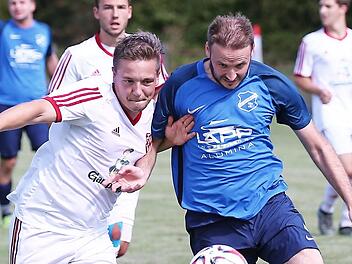 Der TSV Ludwigsstadt muss am Samstag beim TSV Weißenbrunn und Jannik Pfreundner ran (weißes Trikot), der sich hier mit allem, was er hat, gegen den Lettenreuther Spielertrainer Florian Eberth stemmt. Letzterer erwartet mit seinem Team den FC Wallenfels.  Foto: Heinrich Weiß