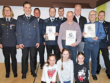 Bei der Hauptversammlung der Feuerwehr Kleinwenkheim (hinten, von links): die  Kreis-Frauenbeauftragte Birgit Below, der Betreuer der Damengruppe Oliver  Jurk, Kommandant Marco Gessner, Vereinsvorstand Nico Reuß, der Betreuer der  Jugend Andreas Göbel, der für 40 Jahre geehrte Anton Krämer, Bürgermeister  Helmut Blank, der für 50 Jahre geehrte Raimund Krug, Kreisbrandmeister  Manuel Gessner. Vorne, von links: die neu aufgenommen    Mitglieder der Jugendfeuerwehr Julia Stanzel, Nelly Ziegler u...