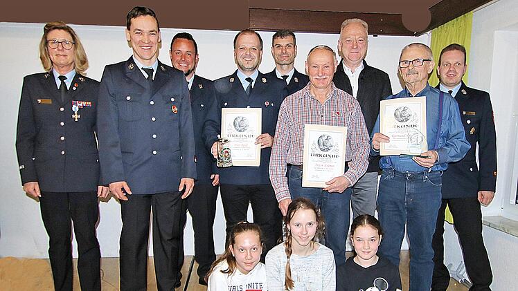 Bei der Hauptversammlung der Feuerwehr Kleinwenkheim (hinten, von links): die  Kreis-Frauenbeauftragte Birgit Below, der Betreuer der Damengruppe Oliver  Jurk, Kommandant Marco Gessner, Vereinsvorstand Nico Reuß, der Betreuer der  Jugend Andreas Göbel, der für 40 Jahre geehrte Anton Krämer, Bürgermeister  Helmut Blank, der für 50 Jahre geehrte Raimund Krug, Kreisbrandmeister  Manuel Gessner. Vorne, von links: die neu aufgenommen    Mitglieder der Jugendfeuerwehr Julia Stanzel, Nelly Ziegler u...