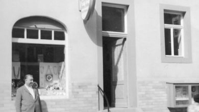 Fritz Dieterich 1962 vor dem Geschäft in der Riemenschneiderstraße.Archiv Ursula Glückert