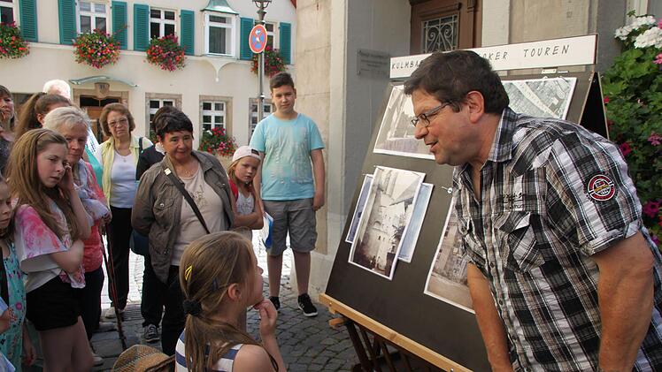 Besonders schöne Fotos aus dem digitalen Bildarchiv der Stadt Kulmbach zeigt Erich Olbrich auch bei seinen historischen Stadtrundgängen. Dabei wird er immer wieder von seinem Enkel Marcus (hinten) begleitet, der, wie unser Bild zeigt, in seiner Anfangszeit als Stadtführer noch recht jung war.  Foto: Archiv/Katrin Geyer