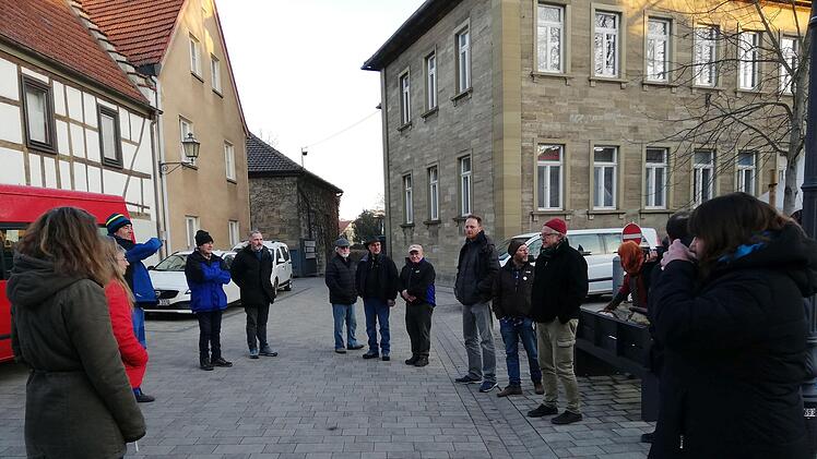 Vor der Abfahrt des Hilfskonvois am Freitagmorgen: Letzte Informationen für die Münnerstädter Fahrteams. Foto: Heike Beudert