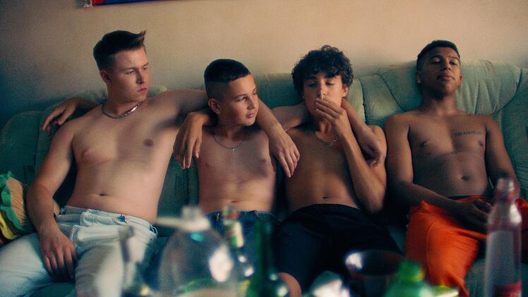 Sanchez (Aaron Maldonado-Morales, rechts) bringt Julius (Vincent Wiemer, links), Lukas (Levy Rico Arcos, zweiter von links) und Gino (Rafael Klein-Heßling) auf eine Idee, wie sie an Geld kommen könnten.