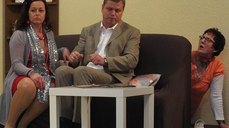 Nicht immer erfährt man erbauliches, wenn man heimlich lauscht. Diese Erfahrung muss Eva Sandmann (Beatrix Kirchner/rechts) machen, die heimlich einem Gespräch zwischen ihrem Sohn Hans (Friedmar Metz/Mitte) und dessen Chefin Maja Grell (Angela Geis/links) zuhört. Foto: Björn Hein