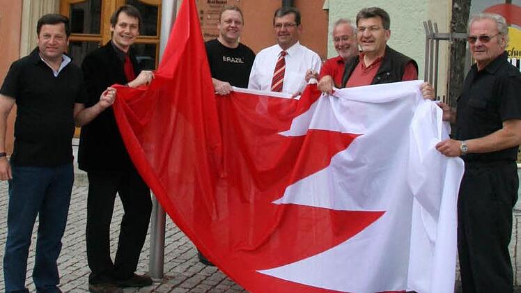 Die Frankenfahne hissten (von links) Winfried Hempfling, Bürgermeister Roland Wolfrum, Franz Thierauf, stellvertretender Bürgermeister Franz Schrepfer, Wolfgang Martin, MdL Wolfgang Hoderlein und Günter Hönig vor dem Stadtsteinacher Rathaus (2007).