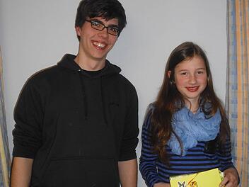 Lea Müller legte auf Klarinette das D1-Abzeichen ab. Vorsitzender Philipp Stapf gratuliert. Foto: Stefan Geiger