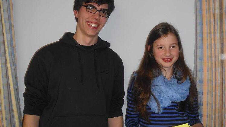 Lea Müller legte auf Klarinette das D1-Abzeichen ab. Vorsitzender Philipp Stapf gratuliert. Foto: Stefan Geiger