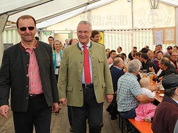 Einzug ins Festzelt - Joachim Herrmann mit dem CSU-Ortsvorsitzenden Reinhard Weber (l.)  Fotos: Franz Galster
