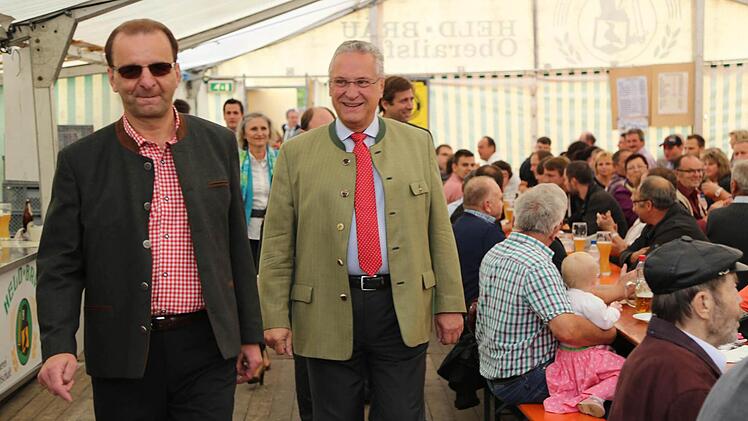 Einzug ins Festzelt - Joachim Herrmann mit dem CSU-Ortsvorsitzenden Reinhard Weber (l.)  Fotos: Franz Galster