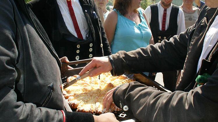 In Weisn Becks Backstube hat Moritz als Schüler gejobbt. Als Abschiedsgrup wurde eine Puddingbreze angefertigt, die er nach Gesellen-Tradition mit den anderen Wandergesellen teilte.