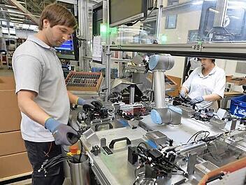 Mitarbeiter des Autozulieferers Brose im Werk Hallstadt Foto: Ronald Rinklef