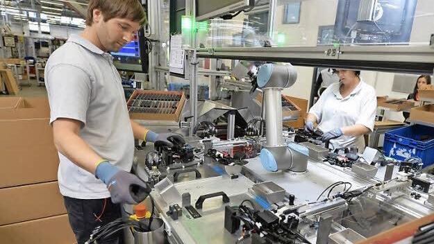 Mitarbeiter des Autozulieferers Brose im Werk Hallstadt Foto: Ronald Rinklef