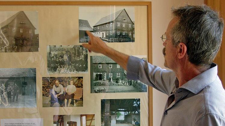 Mathias Rudolph erläutert historische Fotos der Anlage  Foto: Klaus Oelzner