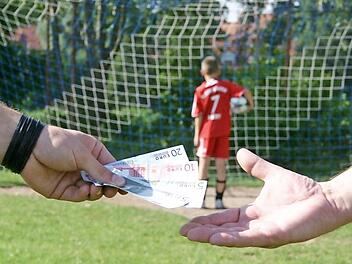 Bei Vereinswechseln fällt eine sogenannte "Ausbildungsentschädigung" an. Über die Höhe der Summe wird zwischen dem aufnehmenden und abgebenden Klub oftmals gefeilscht. So war es auch bei den Wechseln von zwei langjährigen Jugendspielern des TSV Heldritt, die vor zwei Jahren zum VfL Frohnlach gingen und nun wieder den Weg zurück zu ihrem Heimatverein gegangen sind. Foto: CT-Archiv