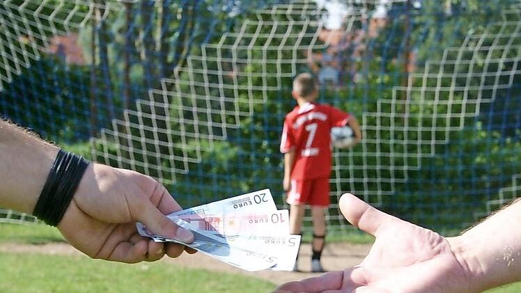 Bei Vereinswechseln fällt eine sogenannte "Ausbildungsentschädigung" an. Über die Höhe der Summe wird zwischen dem aufnehmenden und abgebenden Klub oftmals gefeilscht. So war es auch bei den Wechseln von zwei langjährigen Jugendspielern des TSV Heldritt, die vor zwei Jahren zum VfL Frohnlach gingen und nun wieder den Weg zurück zu ihrem Heimatverein gegangen sind. Foto: CT-Archiv