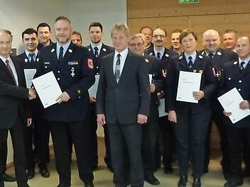 Unser Bild zeigt (vorne im Bild von links) den Vorstandsvorsitzenden der Raiffeisenbank Oberland eG Ralph Goller, der zusammen mit Vorstand Peter Girndt (rechts) eine Spende an den Kommandanten der Freiwilligen Feuerwehr Walberngrün, Kreisbrandmeister Yves Wächter (Mitte), übergab, mit den Vertretern aller 19 Wehren. Foto: Klaus-Peter Wulf