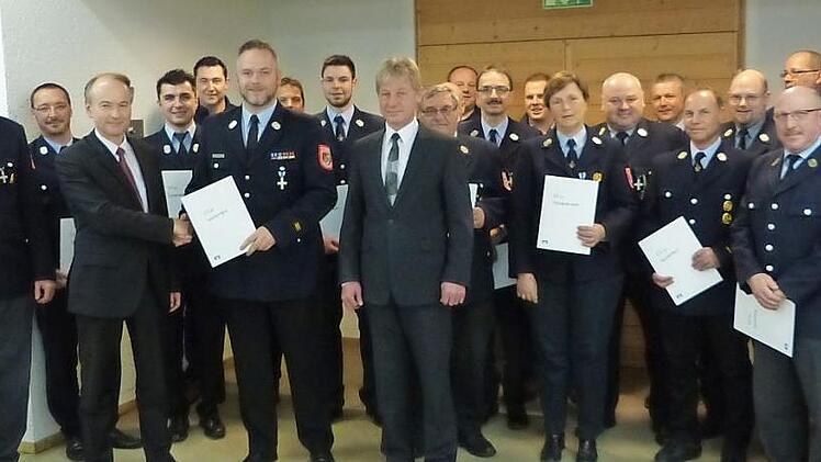Unser Bild zeigt (vorne im Bild von links) den Vorstandsvorsitzenden der Raiffeisenbank Oberland eG Ralph Goller, der zusammen mit Vorstand Peter Girndt (rechts) eine Spende an den Kommandanten der Freiwilligen Feuerwehr Walberngrün, Kreisbrandmeister Yves Wächter (Mitte), übergab, mit den Vertretern aller 19 Wehren. Foto: Klaus-Peter Wulf