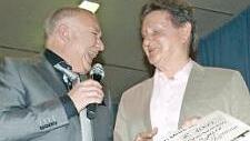 Der Vorsitzende des Musikvereins Steinwiesen, Stefan Hümmer (links) übergibt an Gerhard Burkert-Mazur einen Scheck in Höhe von 1000 Euro für "1000 Herzen für Kronach".  Foto: Susanne Deuerling