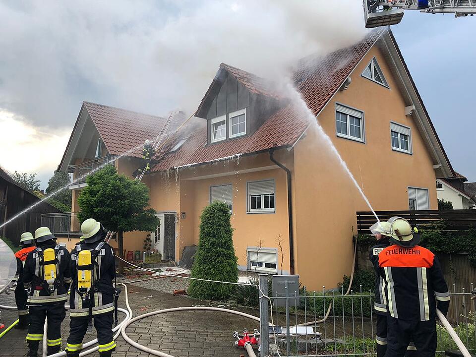 Blitzeinschlag: Dachstuhl geht nach Gewitter in Flammen auf