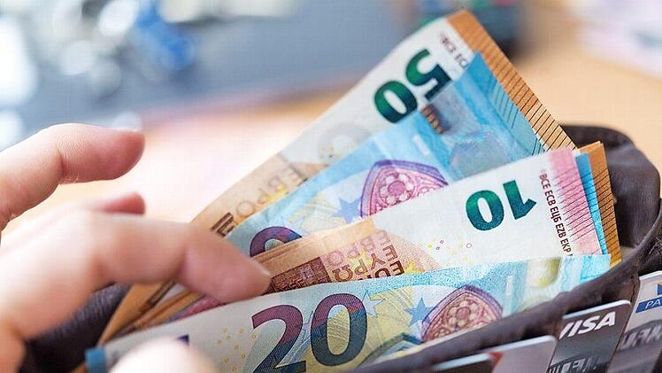 Um die Finanzen des Landkreises Haßberge ging es bei der Kreistagssitzung am vergangenen Montag. Foto: Monika Skolimowska/dpa