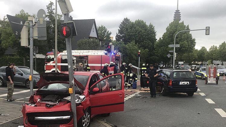 Zwei Autos waren am Mittwochnachmittag an einem Unfall an der Kreuzung B2 / Ellingstraße beteiligt. Beide Fahrzeuge erlitten wirtschaftlichen Totalschaden. Foto: NEWS5/Friedrich