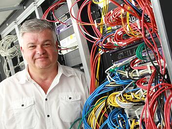 Hans-Jürgen Bühners Job ist es, das Netz sauber zu halten. Er ist Beauftragter für Datenschutz und Informationssicherheit für den Landkreis. Foto: Carmen Schmitt