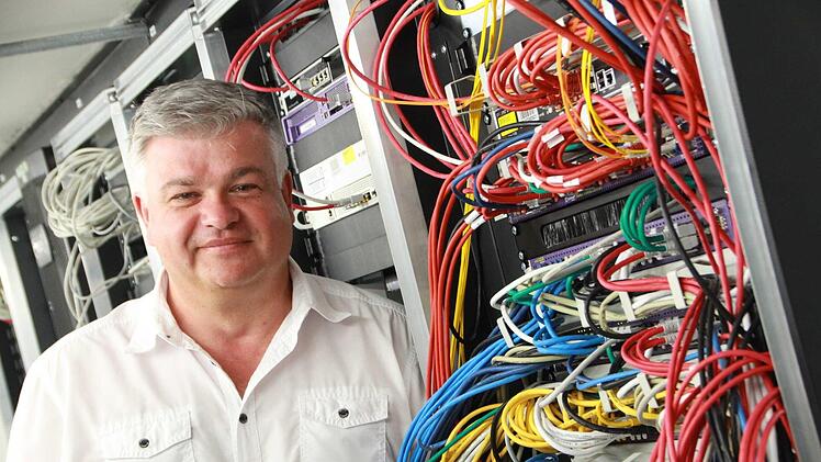 Hans-Jürgen Bühners Job ist es, das Netz sauber zu halten. Er ist Beauftragter für Datenschutz und Informationssicherheit für den Landkreis. Foto: Carmen Schmitt