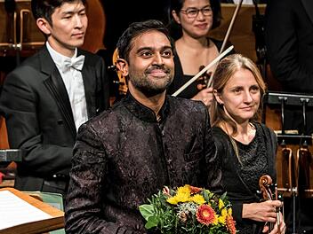 Blumen für den GMD-Aspiranten: Harsih Shankar überzeugte das Publikum im Coburger Landestheater als Dirigent des 1. Sinfoniekonzerts.Foto: Jochen Berger