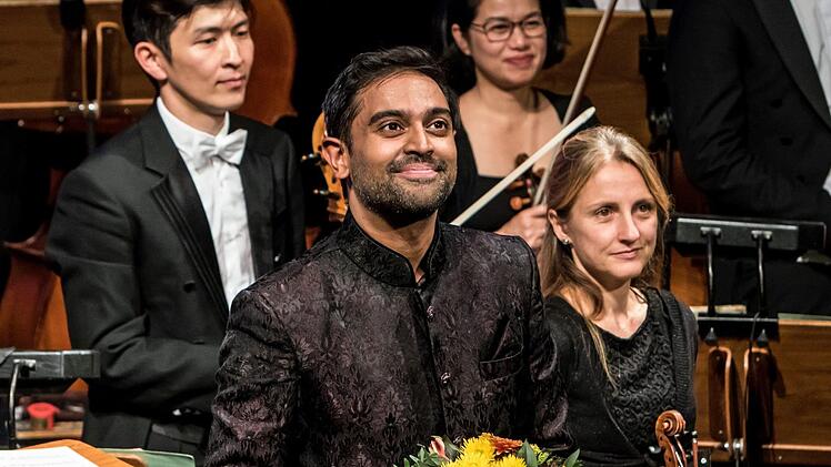 Blumen für den GMD-Aspiranten: Harsih Shankar überzeugte das Publikum im Coburger Landestheater als Dirigent des 1. Sinfoniekonzerts.Foto: Jochen Berger