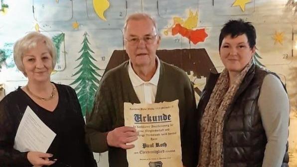 Vorsitzende Ulrike Dempsey &uuml;berreichte Paul Roth die Urkunde. Er wurde zum Ehrenmitglied ernannt. 2. Vorsitzende Sandra Bambach gratuliert ebenfalls.  Foto: Jennifer Balling