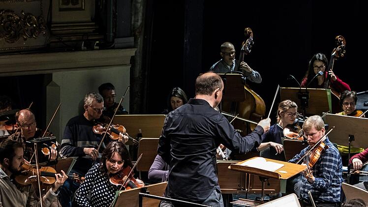 Roland Kluttig erläuterte und dirigierte die Symphonie fantastique von Hector Berlioz beim Concertino im Landestheater Coburg.Foto: Jochen Berger