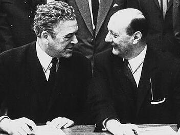 Bad Kissingens Oberbürgermeister Hans Weiß (links) und Münnerstadts Bürgermeister Alfred Müller verstanden sich gut bei der Vertragsunterzeichnung vor 50 Jahren. Zwischenzeitlich war das Verhältnis nicht ganz so gut. Da musste das Schiedsgericht angerufen werden. Fuhrmann