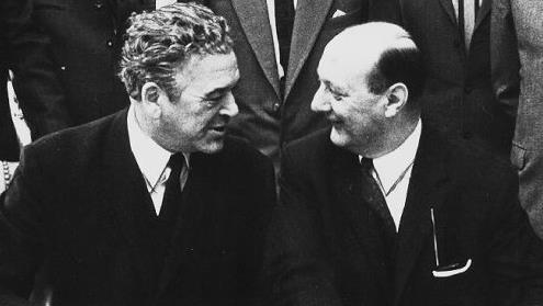 Bad Kissingens Oberbürgermeister Hans Weiß (links) und Münnerstadts Bürgermeister Alfred Müller verstanden sich gut bei der Vertragsunterzeichnung vor 50 Jahren. Zwischenzeitlich war das Verhältnis nicht ganz so gut. Da musste das Schiedsgericht angerufen werden. Fuhrmann