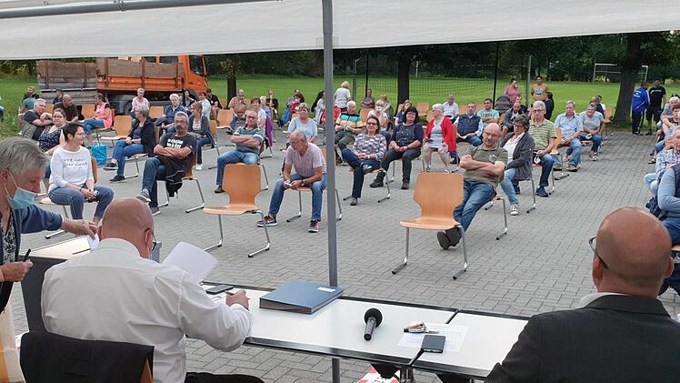 76 Bürgerinnen und Bürger aus Burghausen waren zur Wahl ihres Ortssprechers  gekommen. Im Vordergrund links der geschäftsleitende Beamte Stefan  Bierdimpfl, rechts Bürgermeister Michael Kastl. Foto: Dieter Britz