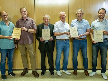 Strahlende Gesichter bei der Urkundenübergabe beim TSV: (von links) Christian Scheit, Stefan Renninger, Norman Hirschmann, Wolfgang Beil, Harald Albert und Marco Seufert.