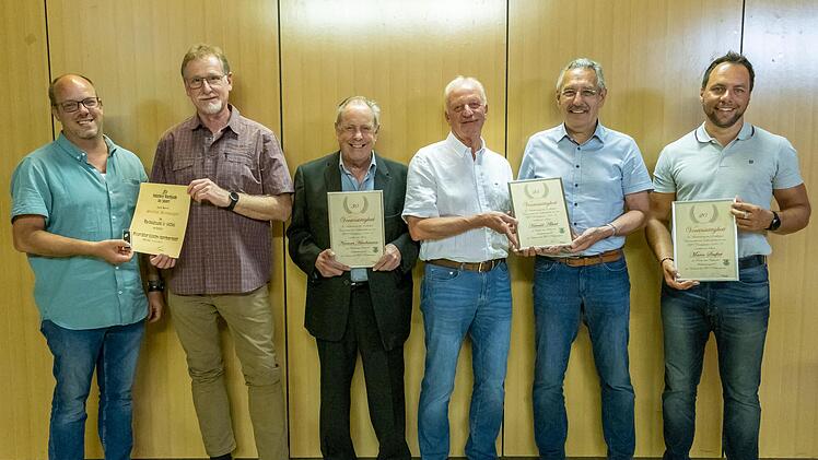 Strahlende Gesichter bei der Urkundenübergabe beim TSV: (von links) Christian Scheit, Stefan Renninger, Norman Hirschmann, Wolfgang Beil, Harald Albert und Marco Seufert.