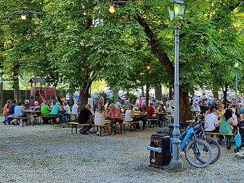 Der Mönchshof Biergarten Kulmbach – hier lässt es sich im Sommer gut aushalten.