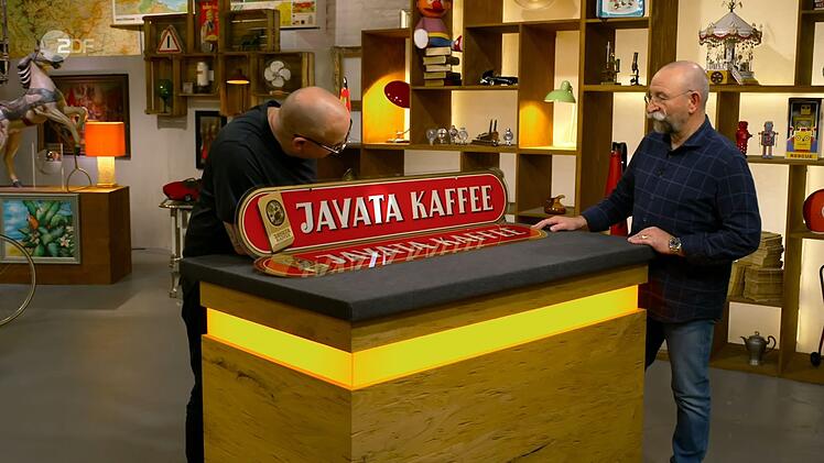 Die beiden Glas-Werbeschilder von "Javata Kaffee" aus den 1950er- oder 60er-Jahren waren 200 bis 300 Euro wert. Wolfgang Pauritsch erhielt bei 400 Euro den Zuschlag.