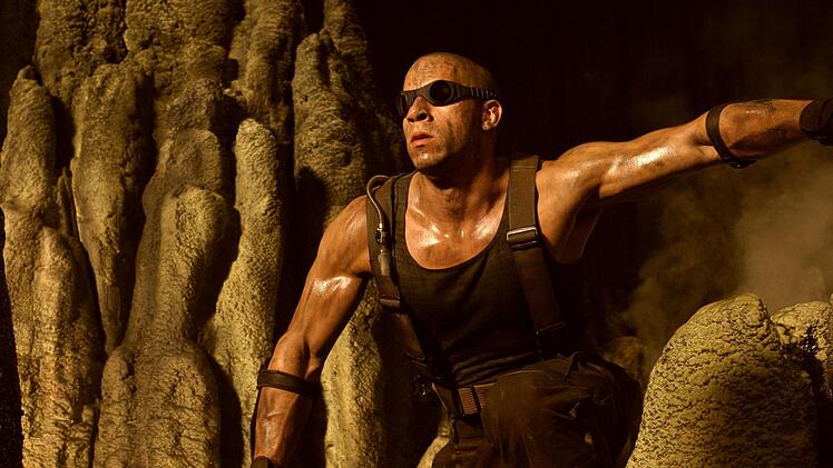 F&uuml;nf Jahre lang konnte sich Riddick (Vin Diesel) vor den auf ihn angesetzten Kopfgeldj&auml;gern verstecken. Doch die ruhigen Tage sind vorbei ...