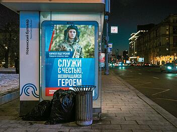 "Diene mit Ehre, kehre als Held zur&uuml;ck", steht auf dem Plakat. Die Kriegspropaganda ist in Russland inzwischen allgegenw&auml;rtig.