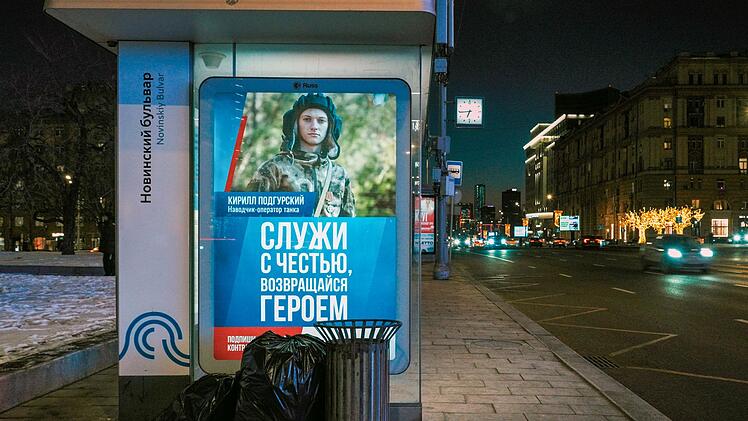 "Diene mit Ehre, kehre als Held zur&uuml;ck", steht auf dem Plakat. Die Kriegspropaganda ist in Russland inzwischen allgegenw&auml;rtig.