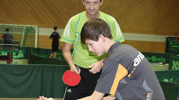 Verbandstrainer Cornel Borsos kontrolliert Bastian Herberts Bewegungsablauf. Foto: Gerd Ludwig